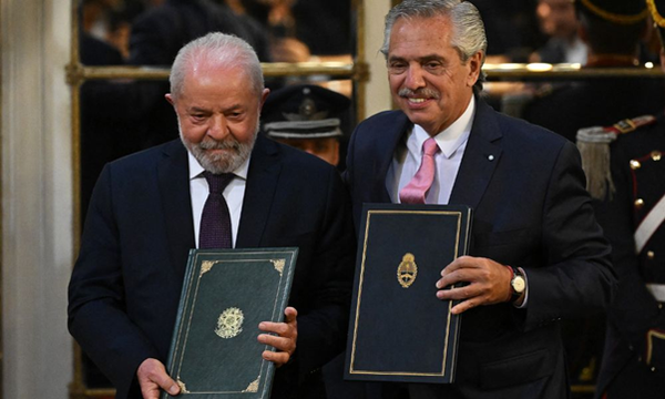 Inácio Lula da Silva and Alberto Fernandez at the signing ceremony